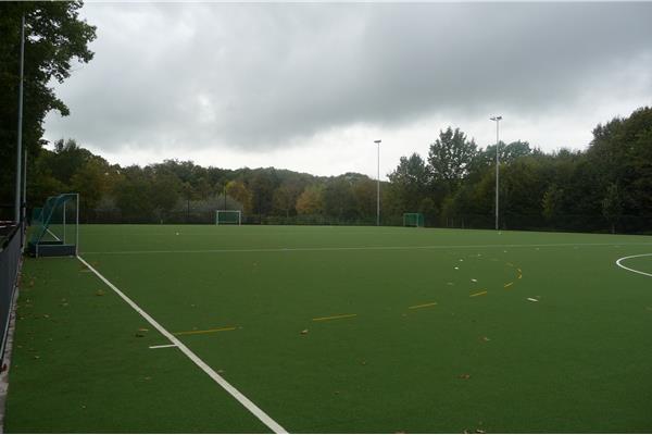 Aanleg kunstgras hockeyveld semi-water - Sportinfrabouw NV